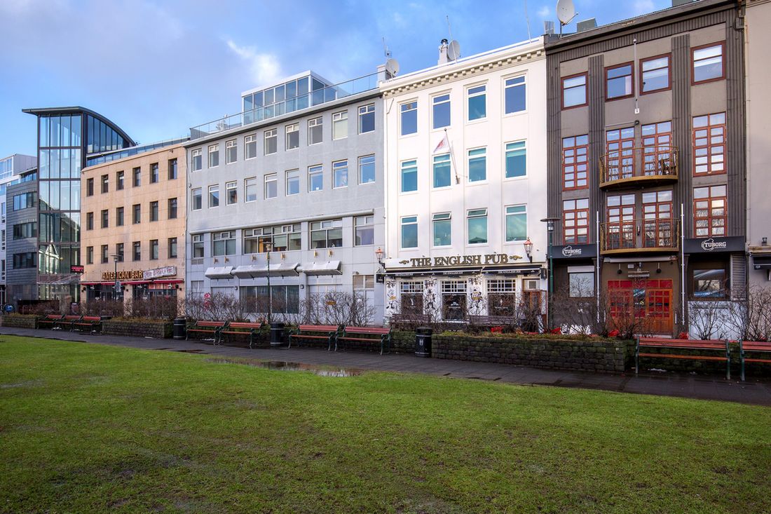 Austurstræti. Húsin við Austurstræti 8-10 og 12 til 14 eru á meðal fasteigna Reita.