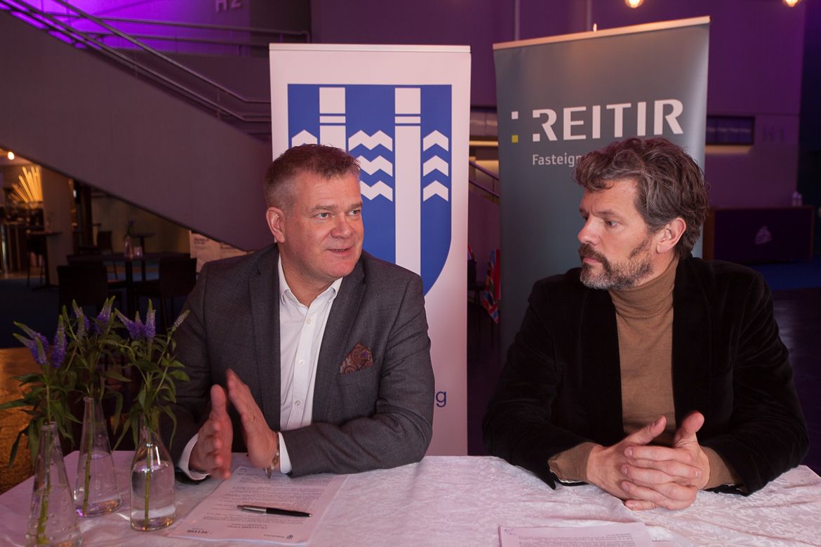 Guðjón Auðunsson, forstjóri Reita, og Dagur B. Eggertsson, borgarstjóri, við undirritun viljayfirlýsingar um þróun á Kringlusvæðinu. 