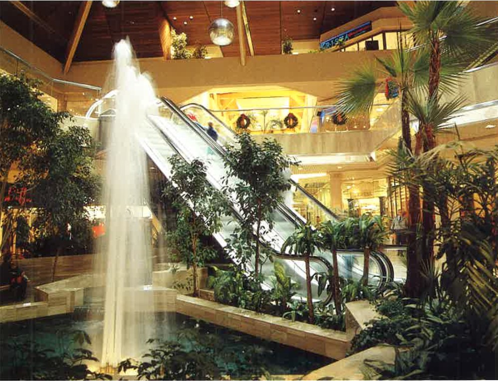 Gosbrunnur og pálmatré í Kringlunni 1987